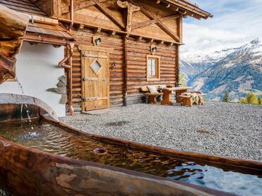 Bergchalets auf der Sonnenseite der Alpen